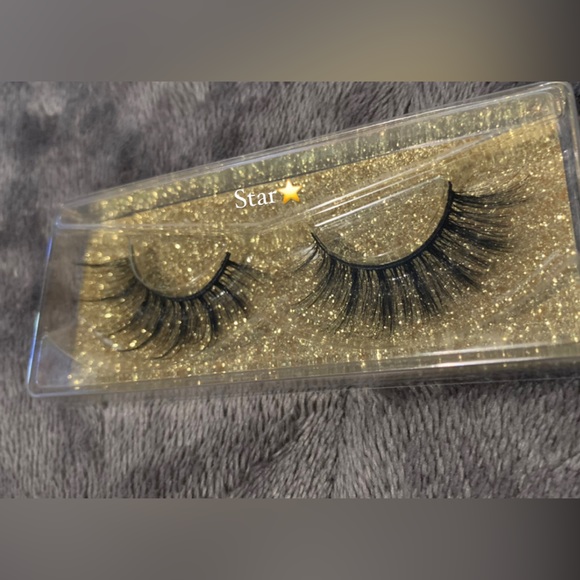 Lashes - Picture 7 of 11